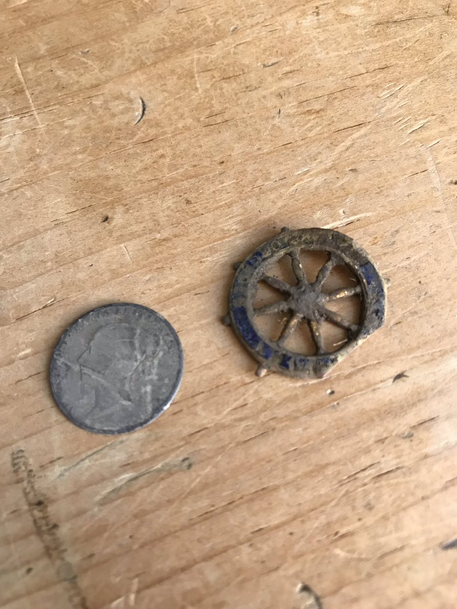 stuntmanonvespa's tweet photo. First time out with the #nox Victoria 1955 silver sixpence, impressed with the #equinox800 about an hour over a patch I’d done many times with the #etrac and #xpdeus #minelab @Minelab https://t.co/EhSFrwwLIX