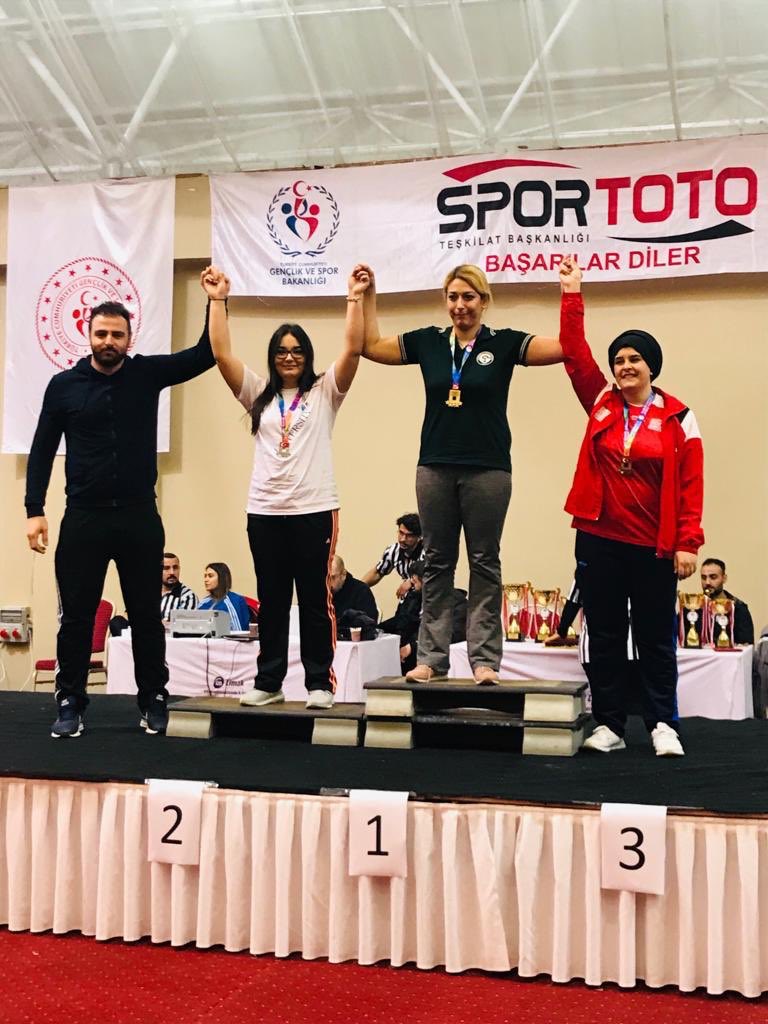 Türkiye Üniversite Sporları Federasyonu tarafından Antalya / Kemer de Bilek Güreşi 70 kg da Beslenme ve Diyetetik Bölümü öğrencimiz Tuğçe Nur Kurt sol kol da Türkiye 1.si, sağ kolda Türkiye 2.si olmuştur. Sporcumuzu tebrik ederiz.#HKUheryerde