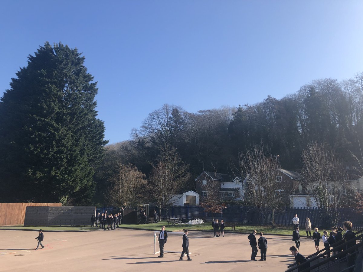 It's nine degrees outside for some relatively chilly temperatures, compared to other parts of #Wales with up to 20 degrees. For all you #stargazers the #moon is in its last quarter. A nice sunny day outside with a lovely blue sky! #Wyevalley #Weather #Monmouthshire <a href="/Habsmonmouth/">Haberdashers' Monmouth School</a>