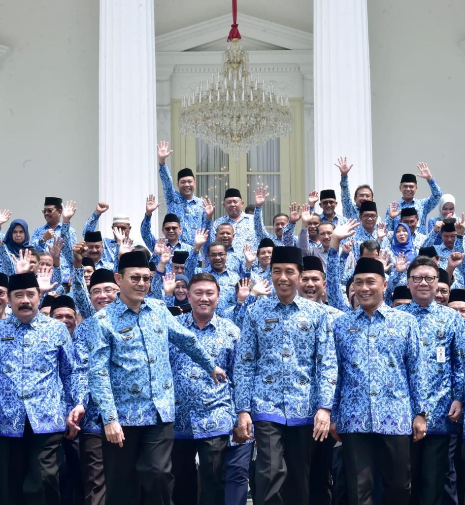 Membuka Rapat Kerja Nasional Korps Pegawai Republik Indonesia di Istana Negara, hari ini, saya juga mengenakan seragam batik KORPRI. Cocok, kan? 😊