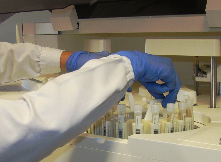 SNS_Portugal's tweet photo. Está a decorrer um rastreio do cancro do cólon e reto em Quarteira, até ao final de abril. Já foram realizados mais de 6 mil testes sobre Pesquisa de Sangue Oculto nas Fezes. 😉 #Saúde #SNS #PSOF #Rastreio https://t.co/FUmbS20JdC https://t.co/BHUYSFKmPG