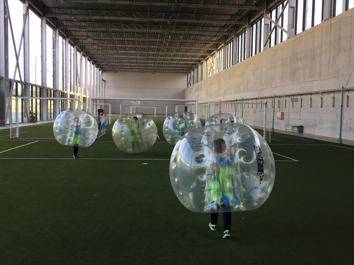 FutbolBubble's tweet photo. El fin de semana pasado lo pasamos genial llevando nuestra #bubbleexperience por todo Madrid!!! Niños y mayores lo pasaron bomba rodando, chocando, jugando y haciendo deporte y creando recuerdos inolvidables 😁. Seguimos trabajando día a día para daros el mejor servicio!! https://t.co/i8emGNB1Cx