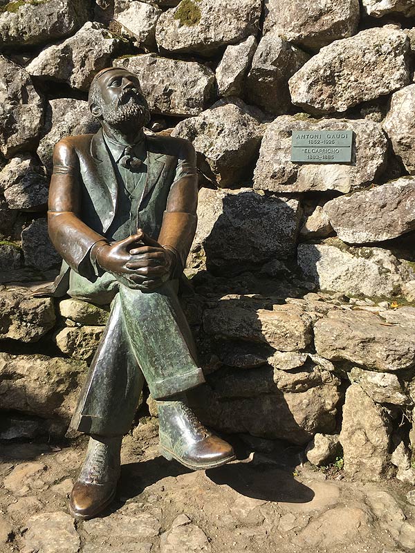 Estatua de Antoni Gaudí - Comillas
 #turismocomillas #comillasturismo