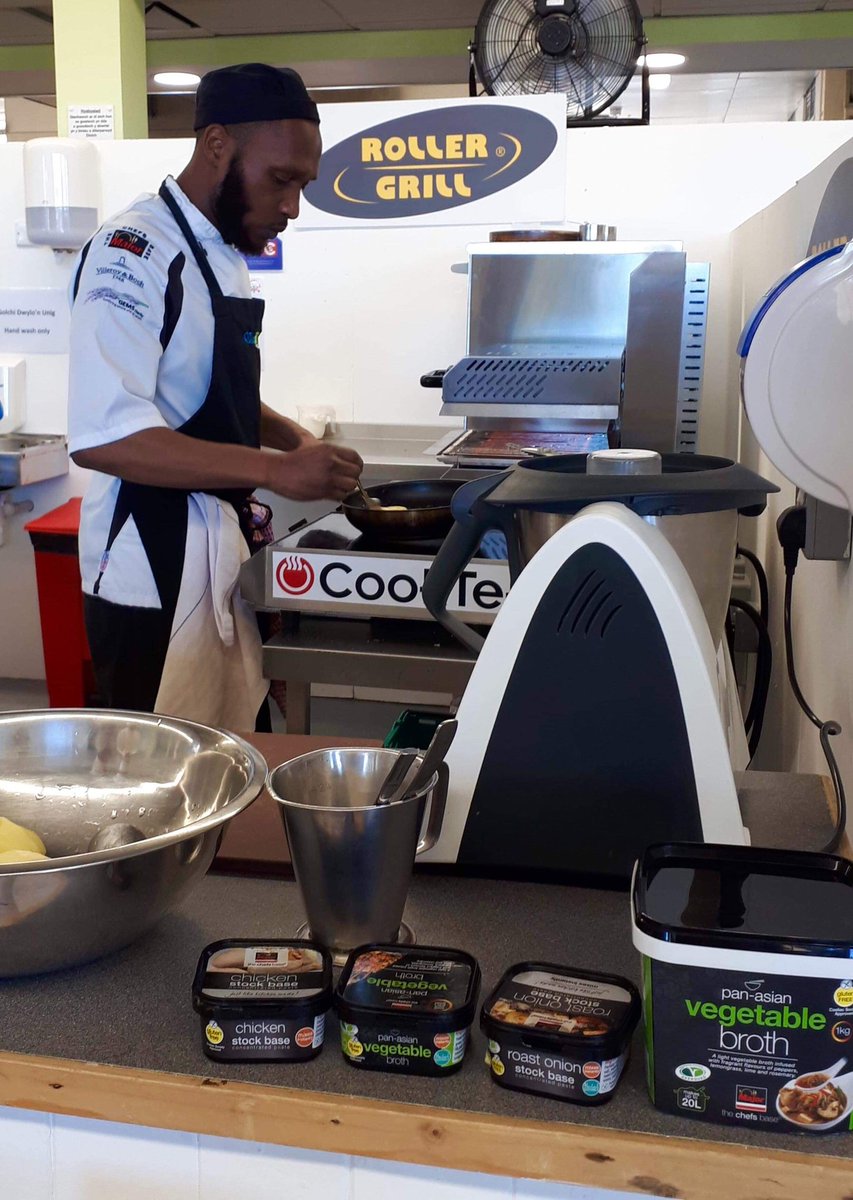 MajorInt's tweet photo. The first heat of the #MajorChickenChallenge is now underway! 50 mintues to prepare a modern chicken dish with the #MajorProducts

@MajorInt @WELSHCHEFS @CTCwbl @WACSworldchefs 

#majorecipes #heatone #goodluck https://t.co/9Hhzl0C4kh