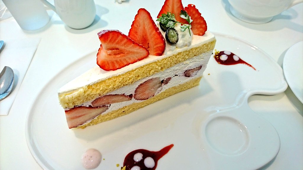 眉毛猫 今日はタカノフルーツパーラーへ 昨日に引き続きいちごを食す いちごのショートケーキ を頼んだら予想以上に大きくて 嬉しい悲鳴 しかも高さもかなりある 今まで食べたショートケーキの中でダントツ1番の美味しさであったよ T