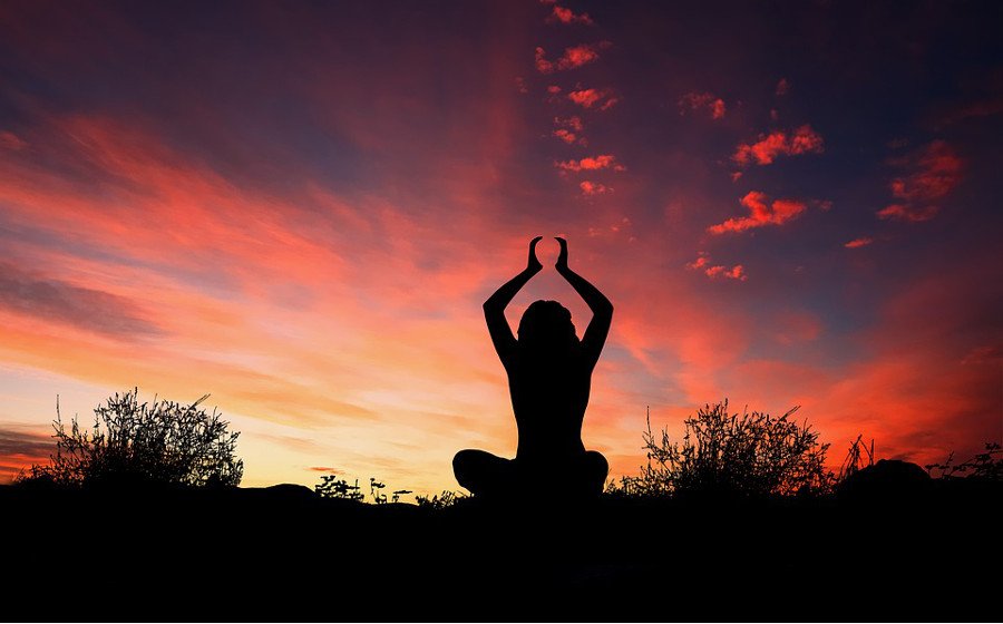 Die in diesem Beitrag von Tina gezeigte Übung ist nicht für Einsteiger gedacht. Sie richtet sich vielmehr an alle Yoga Enthusiasten, die eine neue Herausforderung suchen. Sie nennt sich  Ashtavakrasana - zu Deutsch "8-Punkte-Pose".
ow.ly/J4p130nPTRB