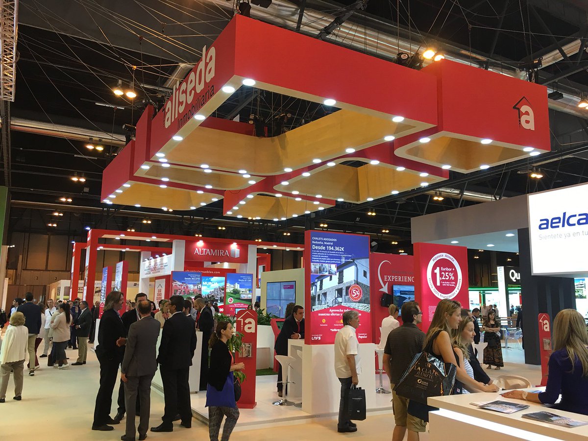 JJproProduccion's tweet image. Hoy os traemos imágenes del stand que realizamos en el Salón Inmobiliario SIMA, desde el diseño hasta su total producción. Proyecto de Hello Media para Aliseda. ¿Quieres ver más trabajos como este? jjpro.es/trabajos-y-pro… #jjpro #stand #feria #sima #ifema #produccióngráfica