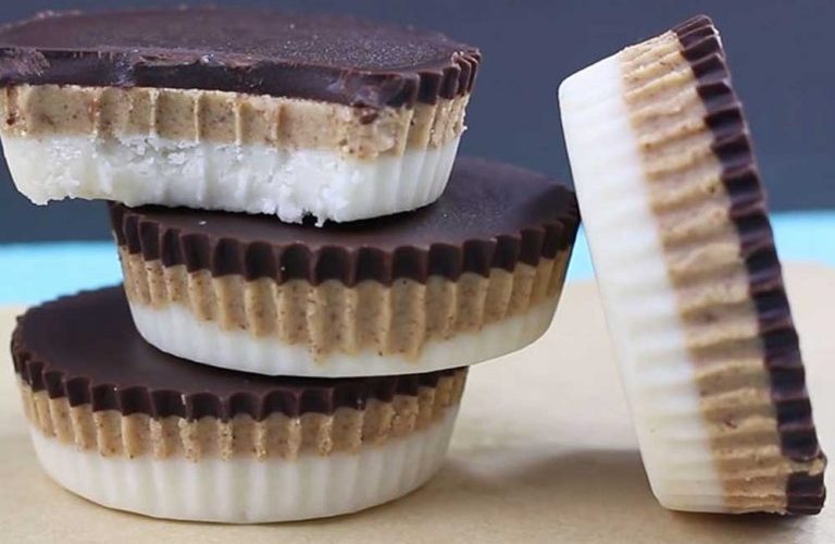 getcookingtv's tweet photo. Triple Layer Coconut Cups #recipe

This recipe is Vegan! That’s right it is vegan and it also is low carb, high fat, and #glutenfree! Made with @NatviaSweetener 100% Natural Sweetener!  

Just Press Play to Get Cooking! #letsgetcooking

Full recipe here: https://t.co/BSiVxflNH7 https://t.co/4LumpW5RZG