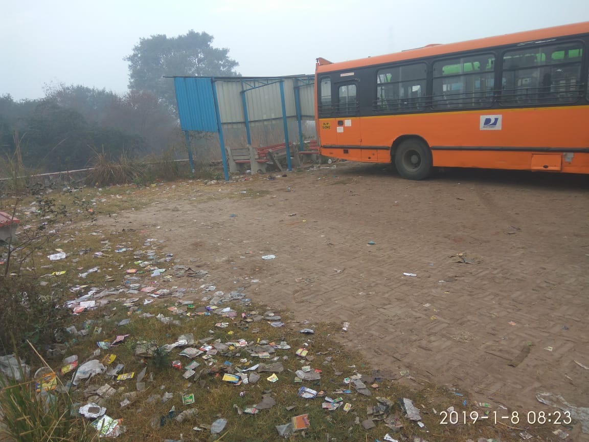 sonvirpalKNPSS's tweet photo. वर्ल्ड क्लास चौहान पट्टी बस टर्मिनल में आपका स्वागत है कुछ मुख्य विशेषताऐ

#टूटीबेंच
टूटी छत, टपकता पानी
धूप ठंड से भी परेशानी
#कूड़े के ढेर
#NoSignBoard 
@pwddelhi @ArvindKejriwal @LtGovDelhi @TransportDelhi @dtchq_delhi @sandhyatimes4u @SatyendarJain https://t.co/We1hZAqLd0