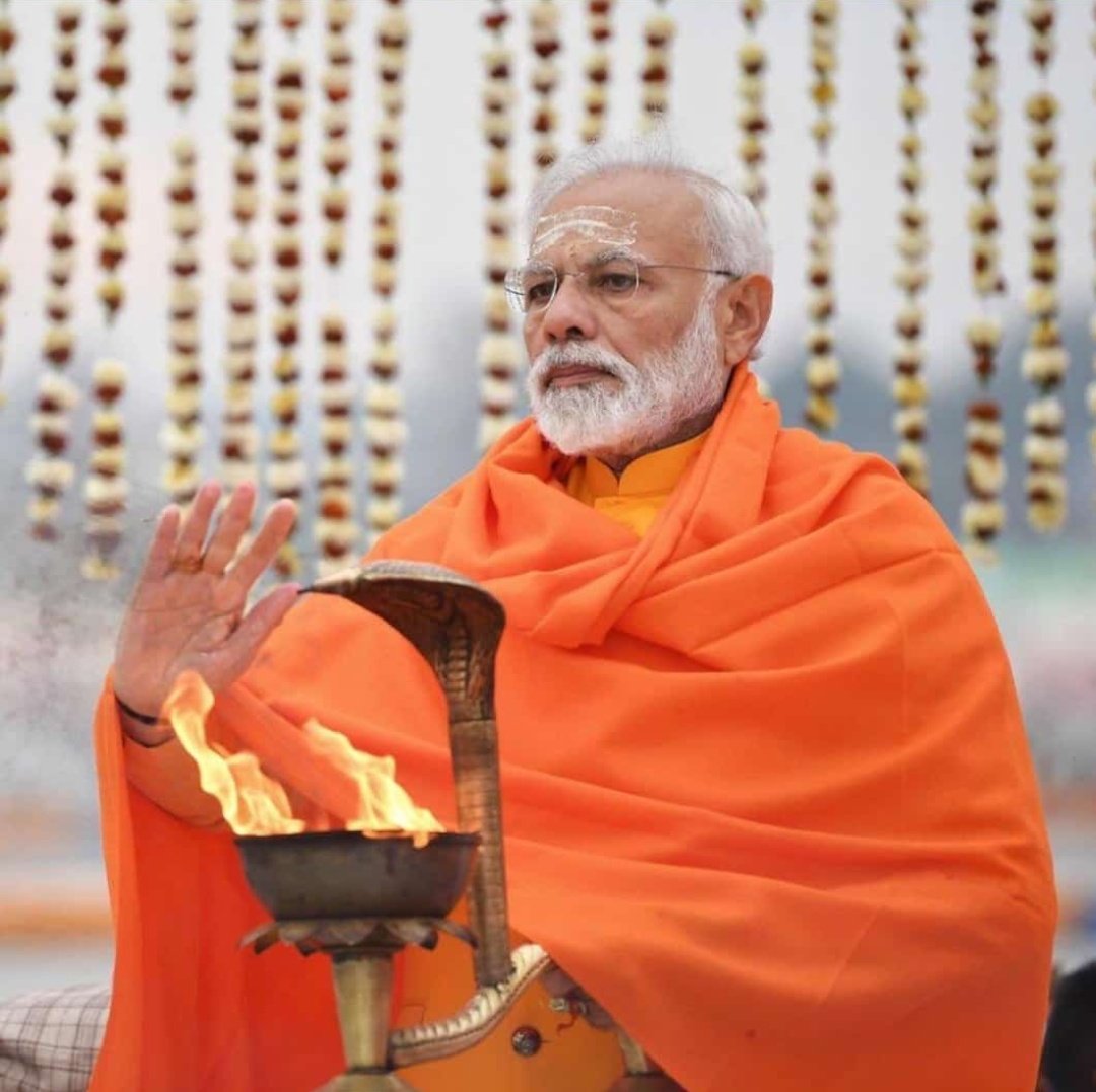 Iamsagarkasera's tweet photo. जटा टवी गलज्जल प्रवाह पावितस्थले, गलेऽवलम्ब्य लम्बितां भुजङ्ग तुङ्ग मालिकाम् ।
डमड्डमड्डमड्डमन्निनाद वड्डमर्वयं, चकार चण्डताण्डवं तनोतु नः शिवः शिवम् ।।
कुंभ स्नान तथा गंगा आरती के बाद तांडव शुरू 🇮🇳
#मोदी_है_तो_मुमकिन_है #BJPKamalJyoti #ModiInKumbh #surgicalstrike2 https://t.co/tELkVoKQHA