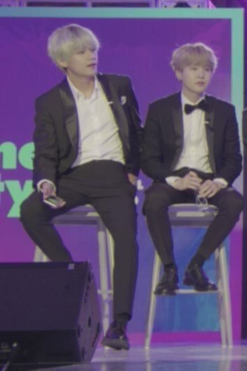 minjoonfairy's tweet photo. how is he pocket sized https://t.co/OhNIQ1PTal