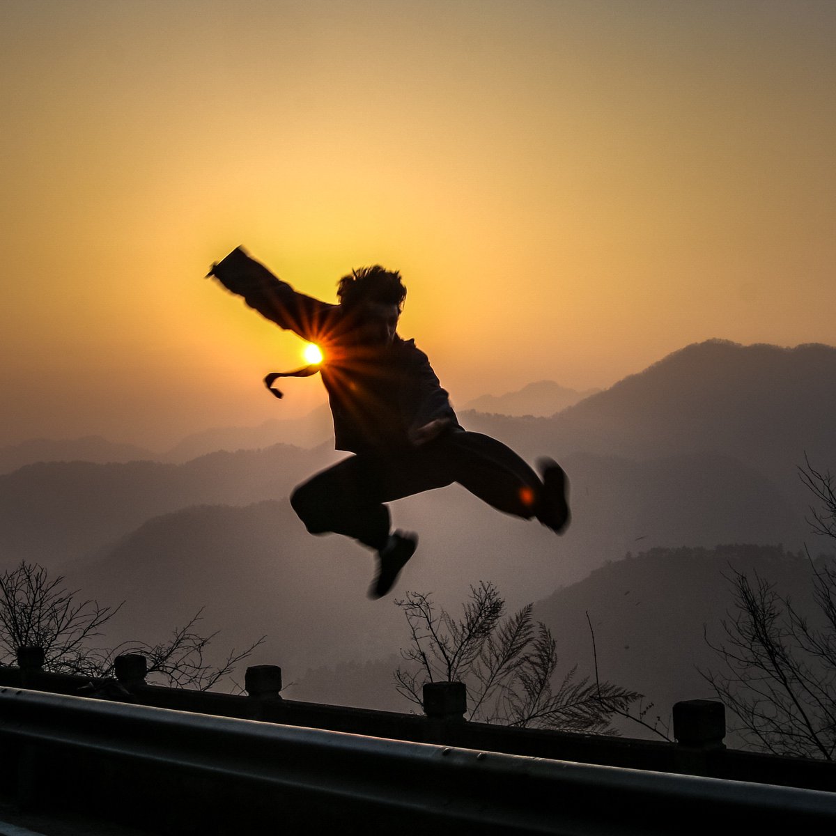 georgethomp_son's tweet image. 👊
#taichi #taijichuan #flyingkick #kick #jump #sunrise #kungfu #martialist #china #wudang