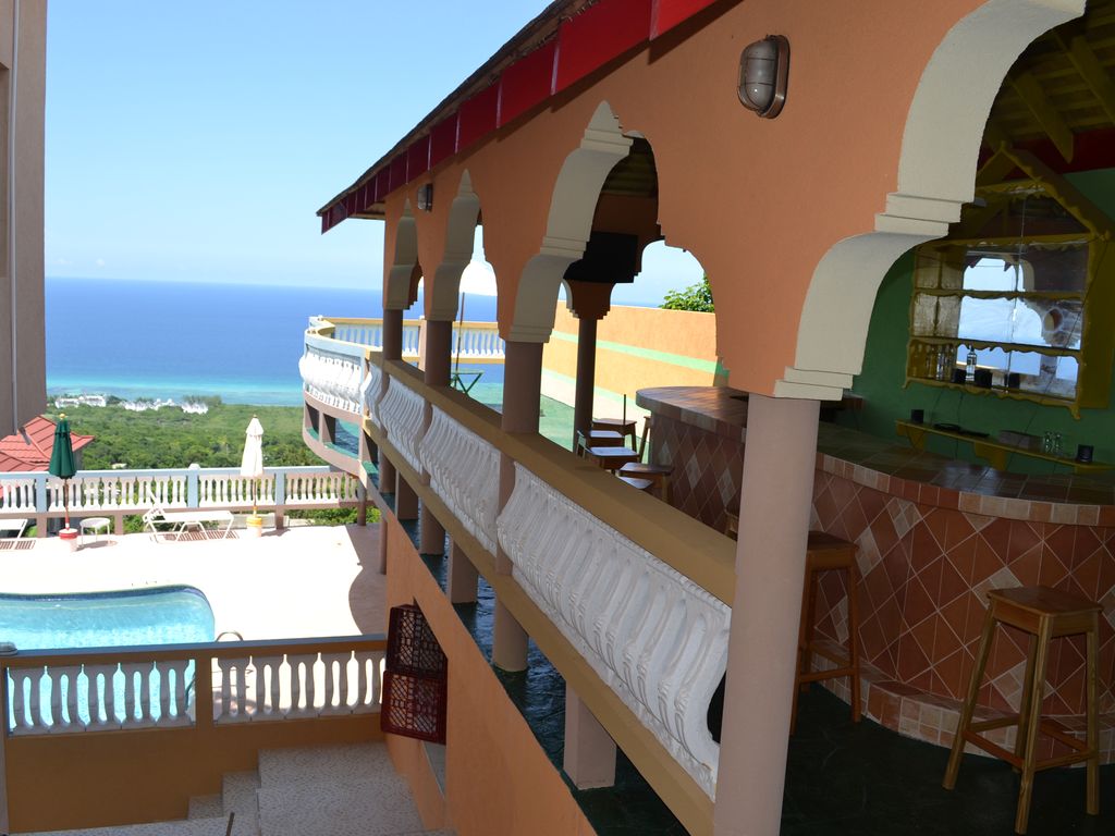 HeightsSea's tweet image. Each #room has #balconies and #varandahs with #view of the Jamaican countryside and the #beautiful #Caribbean #Sea. Each #bedroom is configured differently with either king-size or twin beds.
findamericanrentals.com/montego-bay-vi…
