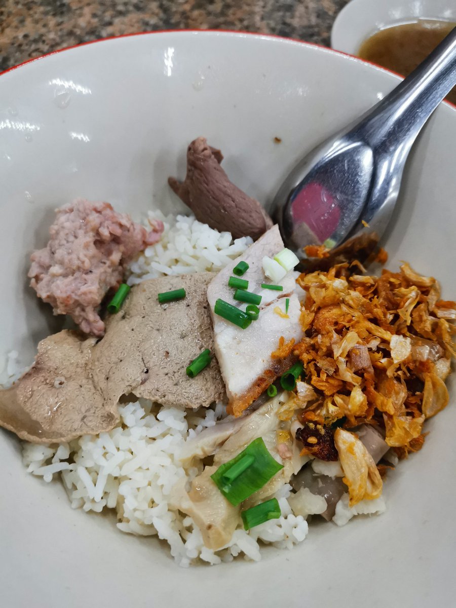 tuktaa4's tweet photo. ลงเครื่องแวะที่พักเชคอิน แล้วก็มุ่งตรงไปร้านโกเบ๊นซ์ ร้านอาหารในตำนานที่มาถึงภูเก็ตต้องมาลอง ข้าวต้มแห้ง อร่อยน้าาา #ภูเก็ตจ๋า https://t.co/oUNm1lTXnk