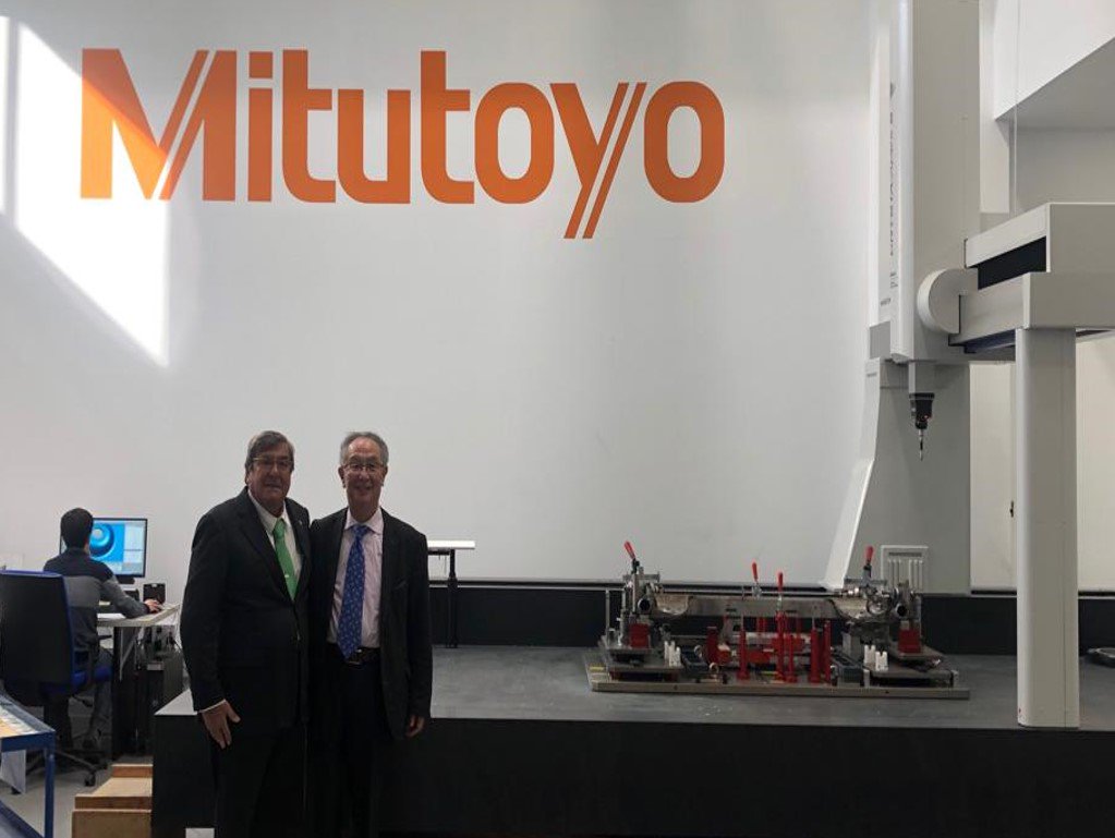 Ricardo Garate, Presidente del Grupo Unceta y Shigeyuki Sasaki Presidente de Mitutoyo Europa, recorren el nuevo centro de demostración y servicios Sariki Precision Center.