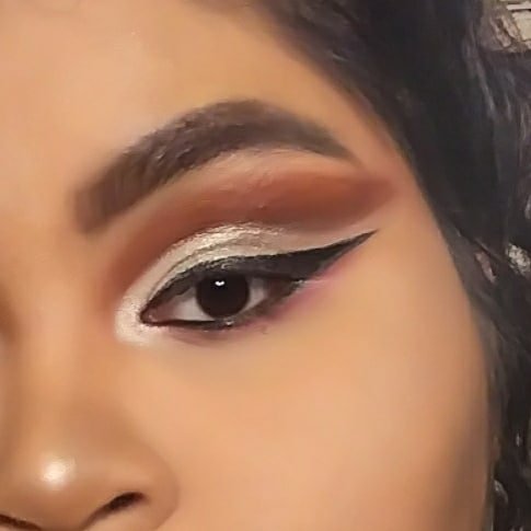 I never really do bold colors like this but I just wanted to play with looks!
#becreative #beconfident #eyeshadow #eyeshadowlooks #playwithcolors #practicemakesperfect