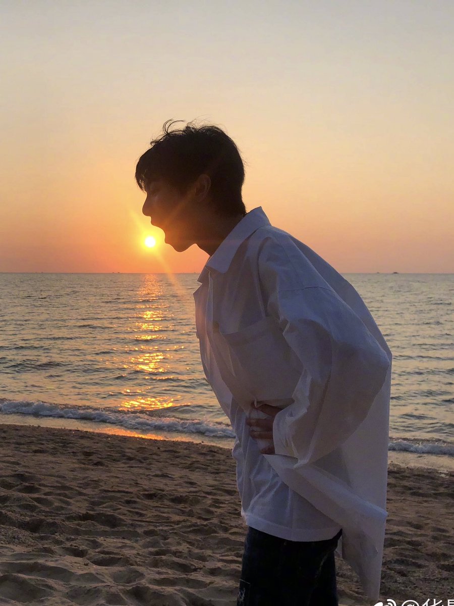 CYHuaMS's tweet photo. 华晨宇更新微博: 好烫. ​​​ Hua Hua updated weibo: so HOT
https://t.co/OPibTlCCmv
#ChenyuHua #singersongwriter #Composer #concert #huachenyu #華晨宇 #华晨宇 #thesinger2018 #华晨宇王牌对王牌 #华晨宇鸟巢演唱会 https://t.co/dM0OAIEmEc