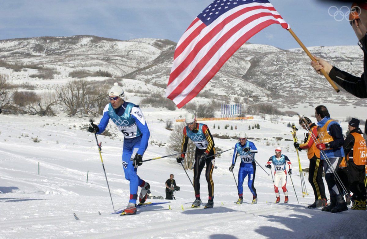 olympicmuseum's tweet photo. 19// ❄️Encapsulating the mood of the #WinterOlympics ❄️ 
#SaltLakeCity 2002 (USA🇺🇸): the official poster and cross-country skiers🎿 during one of the trying moments of their race. 
· 
#olympicmuseum #OlympicLanguage #crosscountryskiing #nordicskiing #nordicskirace https://t.co/9tQs1I4jYM