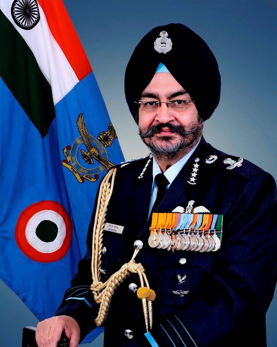 This man, today.

Air Chief Marshal Birender Singh Dhanoa.

Big salute to him and his team🙏🙏 @IAF_MCC

#IndianStrikesBack