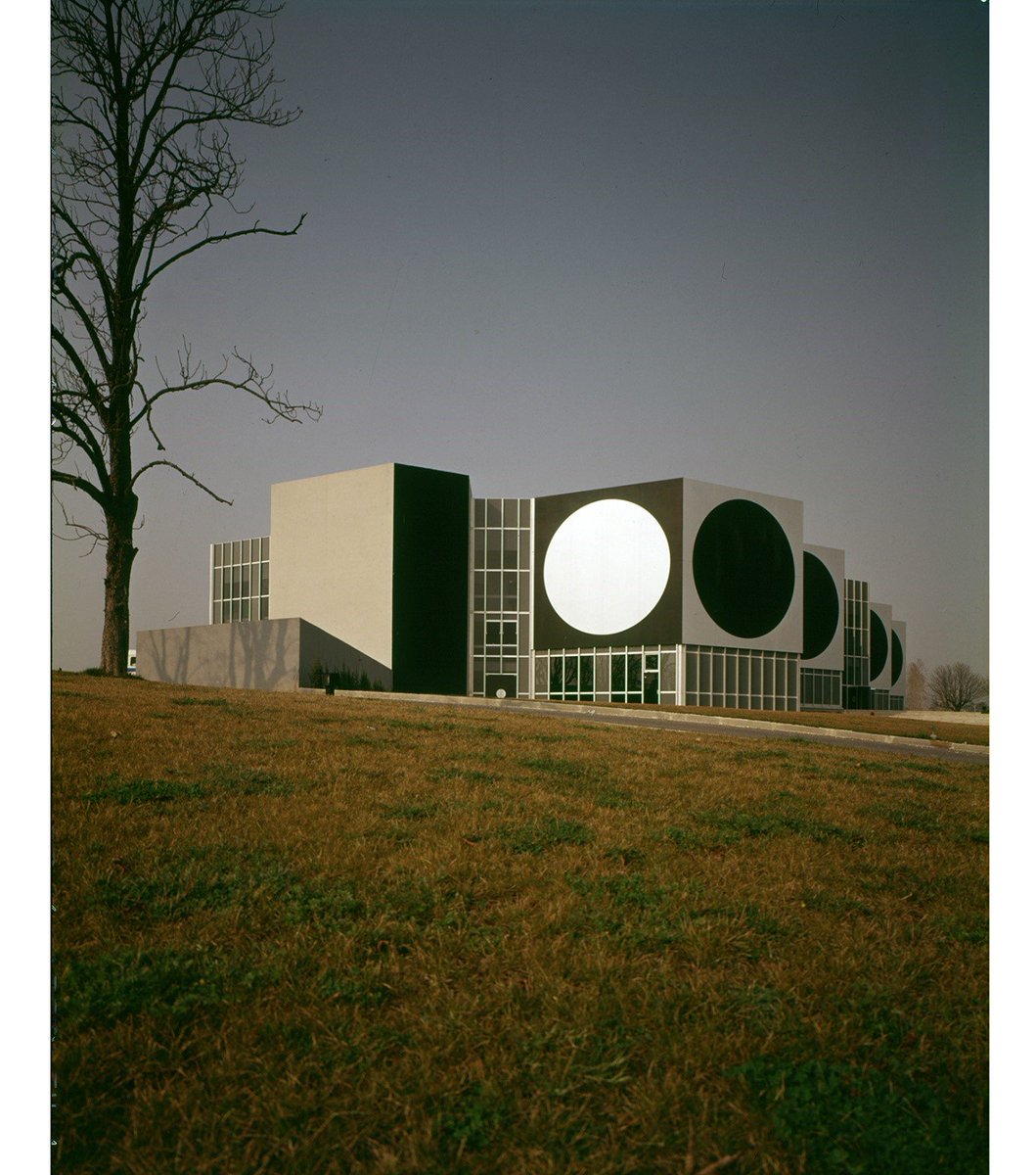 Un bâtiment du futur ? Petite visite guidée de cette étonnante architecture créée par l’artiste #Vasarely ➡️ newspro.saint-gobain.com/archive/archiv… #SaintGobain #futur