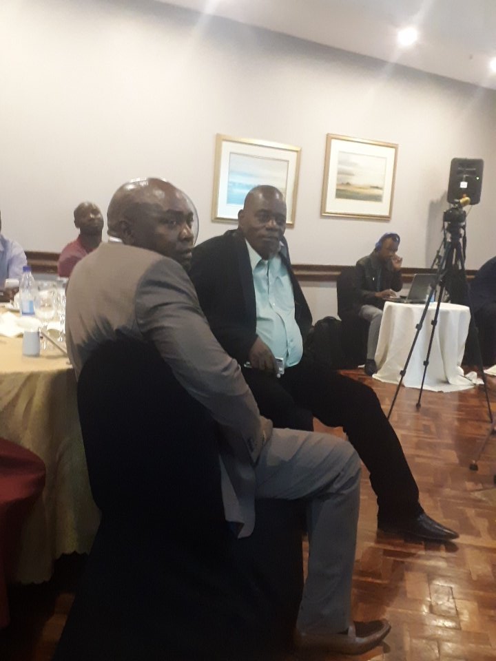 blessing_hungwe's tweet photo. @mukasiri @ZELA_Infor @MorebieChidaush @nmutonhori Miner from Kwekwe Tobias Kadenhe tells the RBZ Governor that if the 55/45% is not fixed Fidelity will not get gold https://t.co/dEaLnAM4de