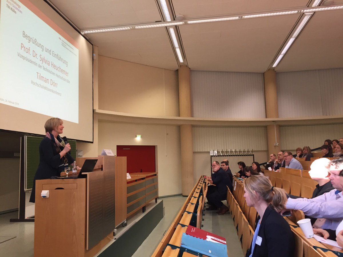 Projekt_nexus's tweet image. Von der lehrenden zur lernenden Hochschule: Sylvia Heuchemer, Vizepräsidentin der TH Köln eröffnet die Tagung von #projekt_nexus @th_koeln „Zur praktischen Umsetzung der #Kompetenzorientierung in Hochschulen“.