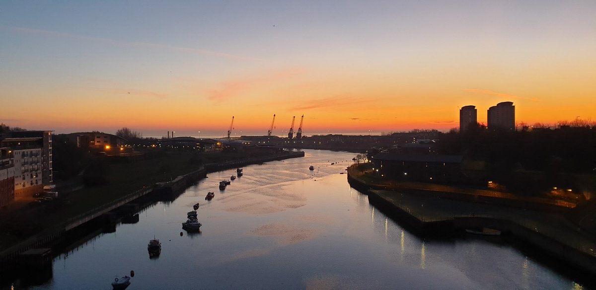 Morning Sunderland 😎
@SunderlandEcho @SunderlandVibe @SunderlandUK #northeastcaptures @StormHour #gloriousbritain #earthandclouds  @1034SunFM @PortSunderland @SundCulture @Ross_Hutchinson @BBCNEandCumbria