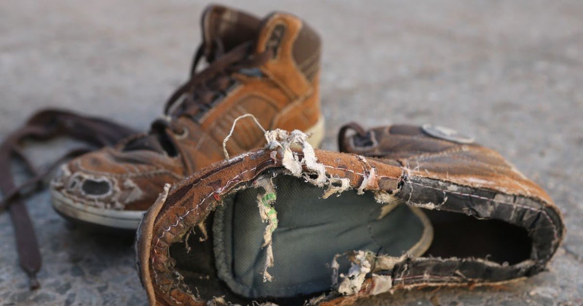 QueSignificaSC's tweet image. Que significa soñar con zapatos rotos: Soñar con zapatos rotos o soñar con tener zapatos rotos son sueños frecuentes, debes saber que su significado no siempre es positivo, pero todo dependerá del entorno del sueño. Y ya que para este tipo de sueño… dlvr.it/Qzhxx6