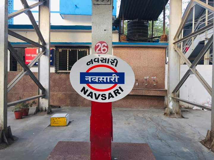 navsarians's tweet photo. Navsari Railway Station wall painted with awesome artworks.
#navsari #swachhbharat #swachhnavsari #navsarians https://t.co/dS7cmPc4fC