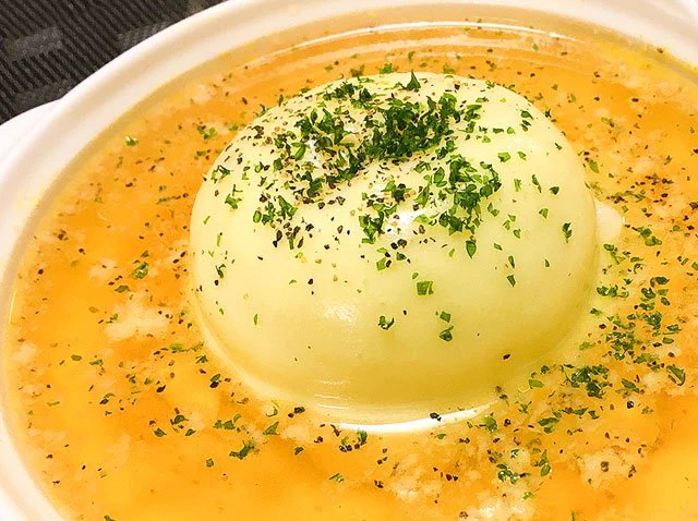 見た目からして絶対美味しい！！レンジだけで簡単オニオンスープ！！