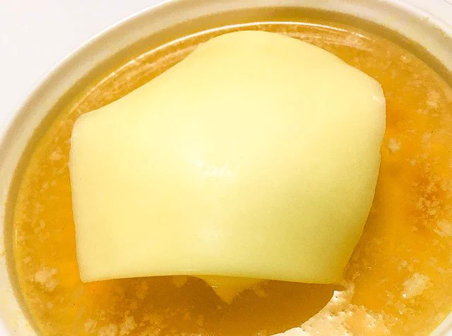 見た目からして絶対美味しい！！レンジだけで簡単オニオンスープ！！