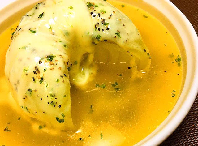 見た目からして絶対美味しい！！レンジだけで簡単オニオンスープ！！