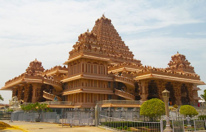 ShikharIndia's tweet photo. Temple Tour of Delhi, Discovering City’s Sacred and Spiritual Hotspots.
Know more at ... https://t.co/FlAEO88DOC
#TempleTourofDelhi #HolyPlacesInDelhi #PlacesToVisitInDelhi #DelhiTours #ToursOfDelhi #HolidayIndia #IndianHoliday #IndiatourPackages #indiaTravel https://t.co/m5X6pKXdRH
