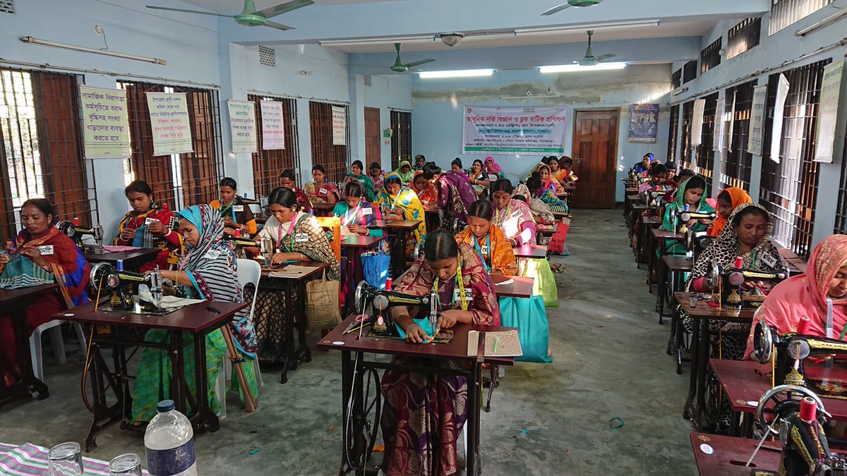 netzbangladesch's tweet photo. Ein Leben lang genug Reis: 40 Frauen nehmen an einem dreimonatigen Nähkurs in #Dinajpur teil. Unser Partner: #Pollisree #Bangladesch #EinLebenlanggenugReis
https://t.co/hqzCJGRTS8 https://t.co/dKLPNBGidK