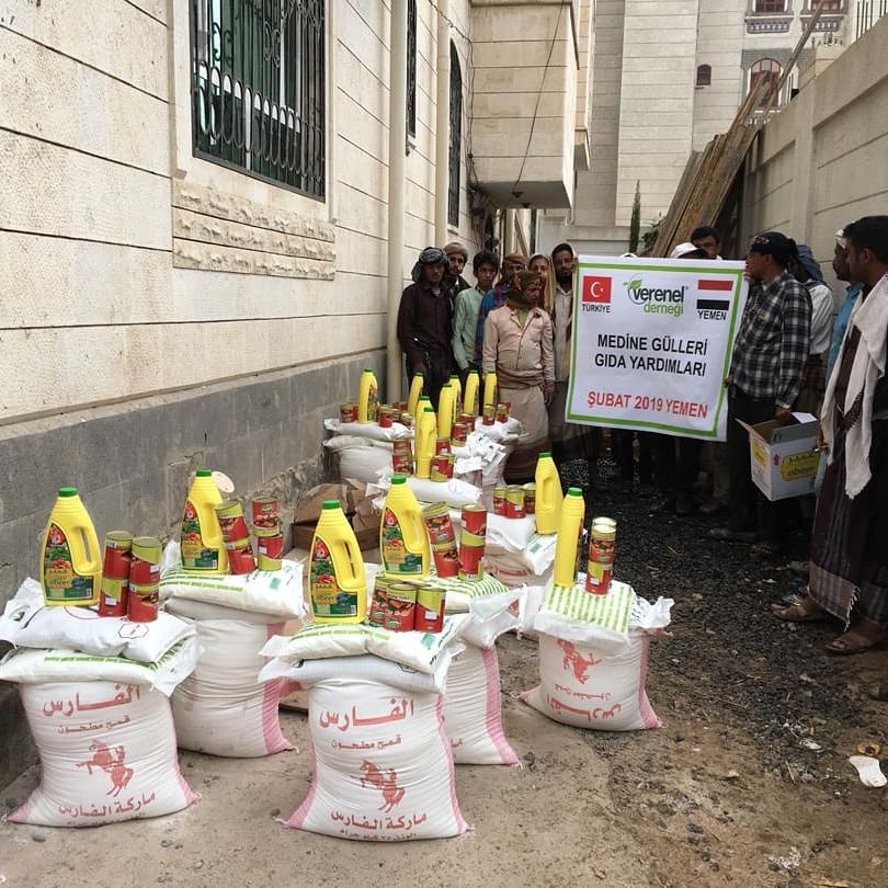 vereneldernegi's tweet photo. Yemen'de savaş'ın kırdığı kalpler var. Bizlerde insanlığımız gereği Yemen'de kırılan gönüllere umut olduk. Verenel Derneği olarak Yemen'li kardeşlerimize ihtiyaçları olan kumanya yardımlarında bulunduk. Bu çalışmalara vesile olan 'MEDİNE GÜLLERİ' ne teşekkür ediyoruz. https://t.co/AmETj9rZzo