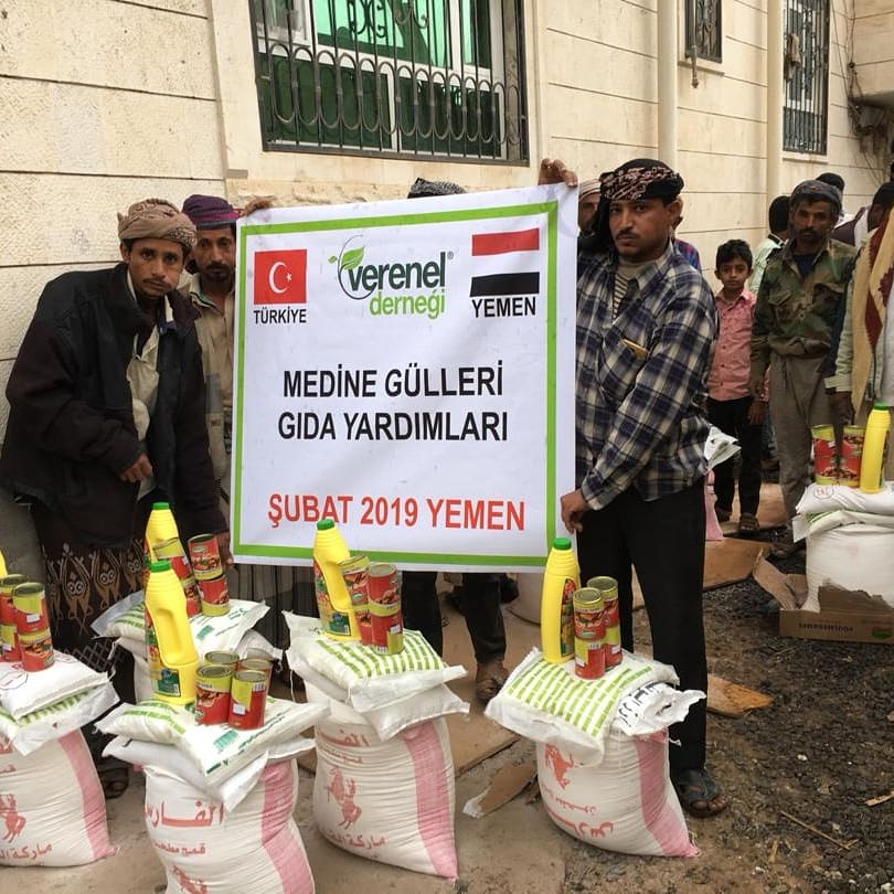 vereneldernegi's tweet photo. Yemen'de savaş'ın kırdığı kalpler var. Bizlerde insanlığımız gereği Yemen'de kırılan gönüllere umut olduk. Verenel Derneği olarak Yemen'li kardeşlerimize ihtiyaçları olan kumanya yardımlarında bulunduk. Bu çalışmalara vesile olan 'MEDİNE GÜLLERİ' ne teşekkür ediyoruz. https://t.co/AmETj9rZzo