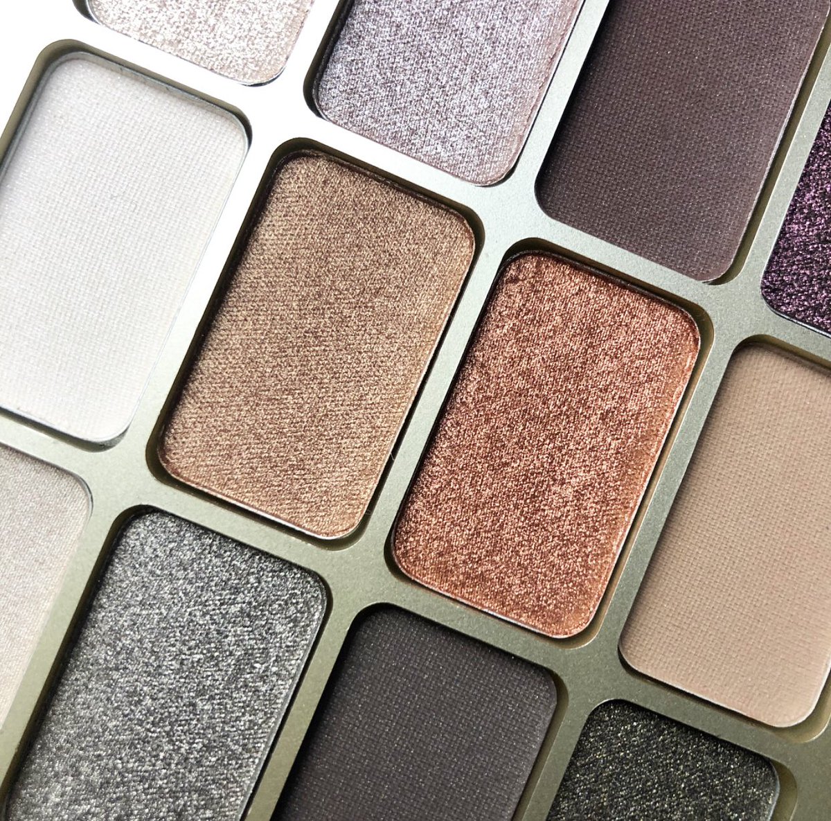 Encased in an exquisite, gold compact, the shadows in our brand new Eyes Are The Window Eye Shadow Palette in Hope will inspire, intrigue and delight.👁️🍃✨

Explore the shades - bit.ly/2FubsjT