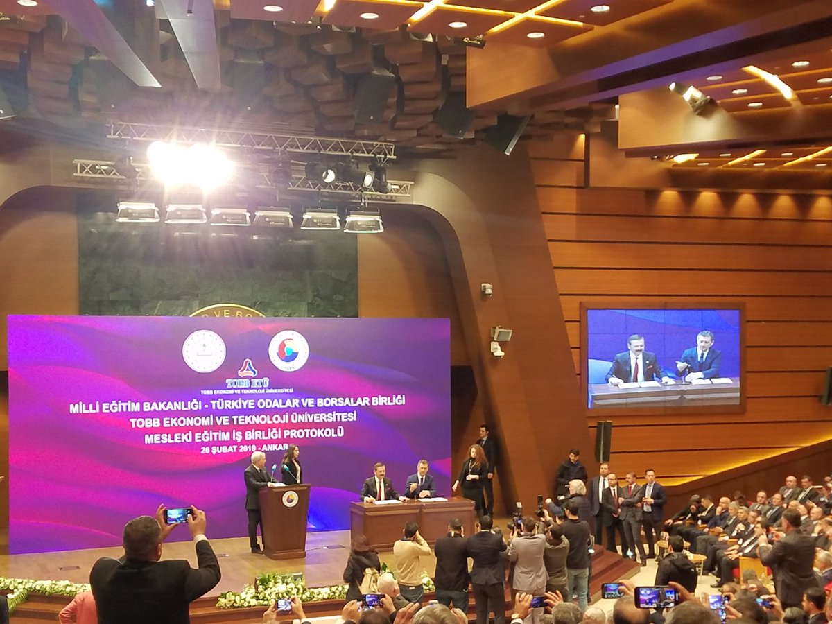 #MeslekiEğitim İşbirliği Protokolü <a href="/TOBBiletisim/">TOBB</a> <a href="/tcmeb/">Millî Eğitim Bakanlığı</a> <a href="/tobbetum/">TOBB ETÜ</a> arasında imzalandı. Yeni dinamik meseleki eğitim sistemi 81 ilde 81 meslek lisesi sektörün ihtiyacına cevap verecek. Mesleki eğitim mezunları ara eleman değil, aranan eleman olacak.