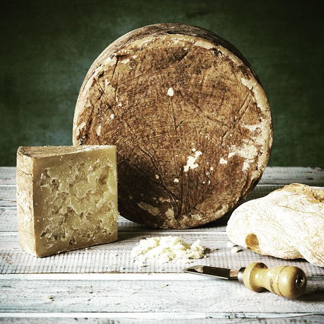 Good morning World! 🌞Campoveja Viejo is made from unpasteurised sheep's milk 
Hard texture,Deep nutty notes, intense aromatic flavour, well balanced 🧀 🥰
Campoveja is a cheese farm based in Valladolid established in 1952 by cheesemaker Félix Sanz.

#h… ift.tt/2EcqbxJ