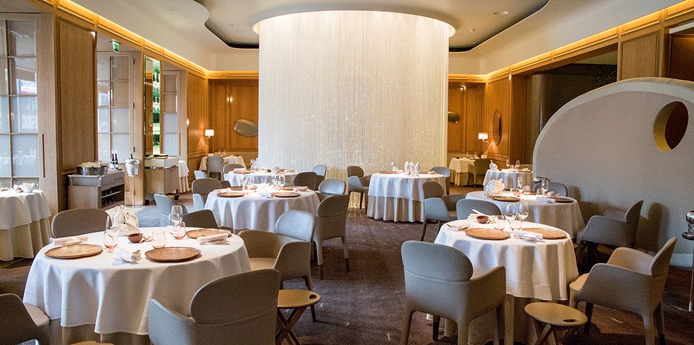 Your second clue to the identity of this cooking legend is a glimpse into one of his refined dining establishments. Is this a restaurant that garners any (of your) recognition?  #foodie #dining #UKrestaurants #whoscookingdinner