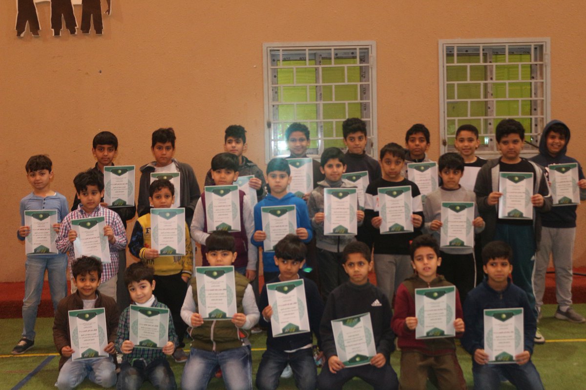 تكريم ابتدائية البيارق للطلاب الفائزين بجائزة "الطالب المتميز " وجائزة " أفضل سجل"  خلال الفترة الثالثة .