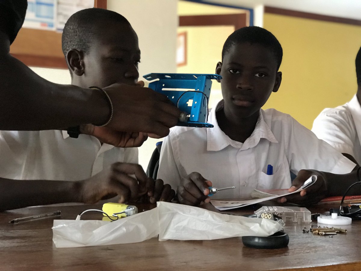 keoubougoupi's tweet image. Phase pratique de montage des robots #mBot @Makeblock avec les élèves des établissements de #Parakou : Don Bosco, Roger Lafia, Lycée Mathieu Bouké, CEG2 Zongo &amp;amp; Hibiscus.
#ImpalaEdTech #Tech4Kids #Robotics #EdTech #KeoubougouPi #DigitalLiteracy #BeninNumerique #sdg4 #sdg5 #wasexo