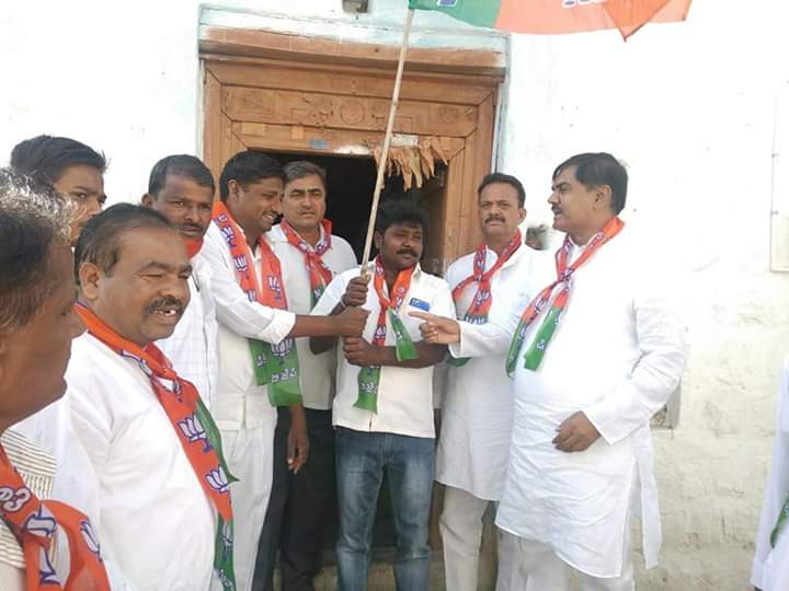 SDHiregoudar's tweet photo. ಇಂದು ಮುದ್ದೇಬಿಹಾಳ ಮತಕ್ಷೇತ್ರದ ನಾಲತವಾಡ ಪಟ್ಟಣದಲ್ಲಿ ಪ್ರತಿಯೊಬ್ಬರ ಮನೆ ಮನೆಗೆ ಸಂಚರಿಸಿ ಮೋದಿಯವರನ್ನು ಮತ್ತೊಮ್ಮೆ ಪ್ರಧಾನಮಂತ್ರಿಗಳನ್ನಾಗ�� ಮಾಡಬೇಕೆಂದು ಮತದಾರ ಪ್ರಭುಗಳಲ್ಲಿ ವಿನಂತಿಸಿಕೊಳ್ಳಲಾಯಿತು #ನಮ್ಮ_ಮನೆ_ಬಿಜೆಪಿ_ಮನೆ 
#ನಮ್ಮ_ಪರಿವಾರ_ಬಿಜೆಪಿ_ಪರಿವಾರ @BJP4Karnataka @CTRavi_BJP @JoshiPralhad @nimmasuresh @BSYBJP https://t.co/qD7kstTHTl
