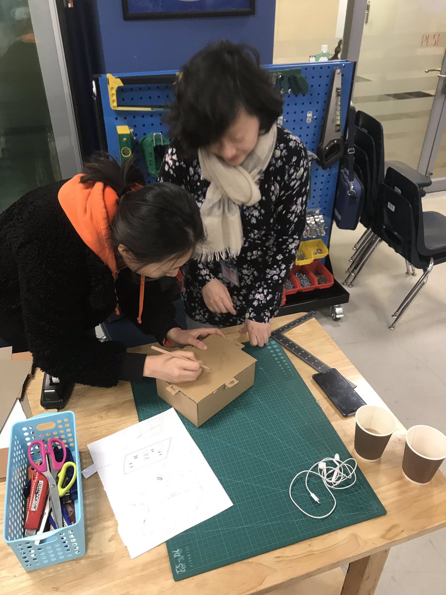 samgriffin_edu's tweet photo. Thanks to our parents for participating in today’s sustainable lunchbox challenge to learn about the #ISBDesignProcess. So much fun! @chamada @InkyButton @JulieLemley #learnISB https://t.co/lHItH2b2NU