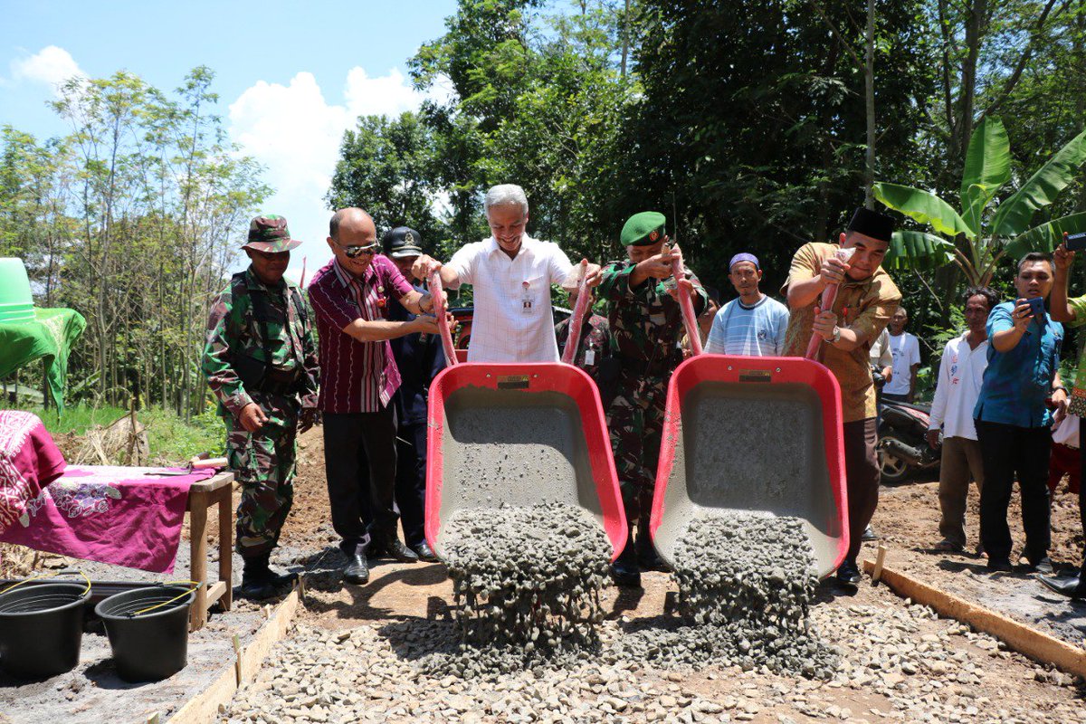 “Ada banyak kegiatan kali ini, pengecoran jalan, rehab Rumah Tidak Layak Huni (RTLH), bantuan jambanisasi, penanaman pohon, sambungan listrik murah, sumur pasak, serta kegiatan non fisik lainnya,” kata <a href="/ganjarpranowo/">Ganjar Pranowo</a> .  
Pembukaan #TMMD Sengkuyung Tahap I di Desa Dudakawu Jepara