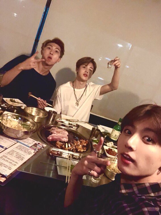 茶 ビールに焼酎とかウイスキー入れた爆弾酒を好み酒はだいたい一口で飲み干す酒豪ジミンちゃんに飲まされたらそりゃ吐きながら這いつくばって帰路につく末路しかみえねぇな T Co Tu8fe9ln7k Twitter