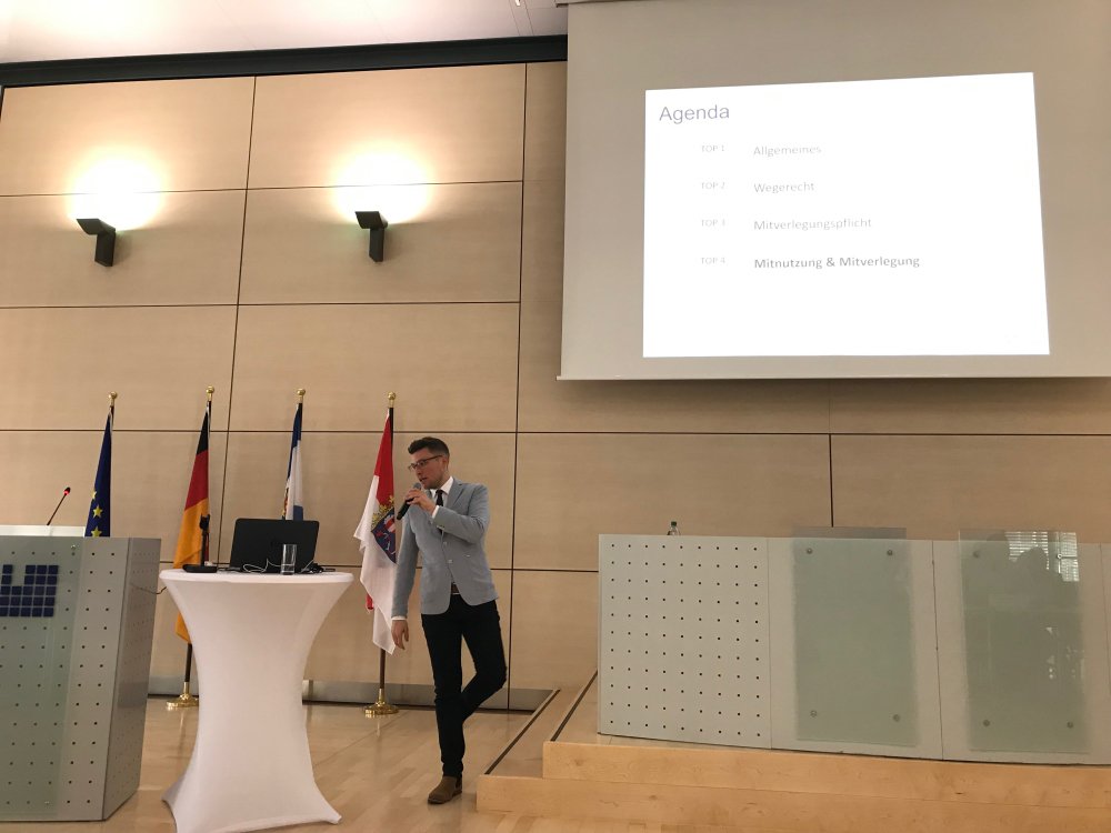 BBB_digi's tweet photo. Beim #BBB-Workshop erfuhren Vertreter aus #Darmstadt und Umgebung alles Wichtige zum #DigiNetzG. Städte und Gemeinden diskutierten Verhandlungsstrategien beim #Breitbandausbau.
#Hessen @zuhauseimladadi https://t.co/Day9CErdUA