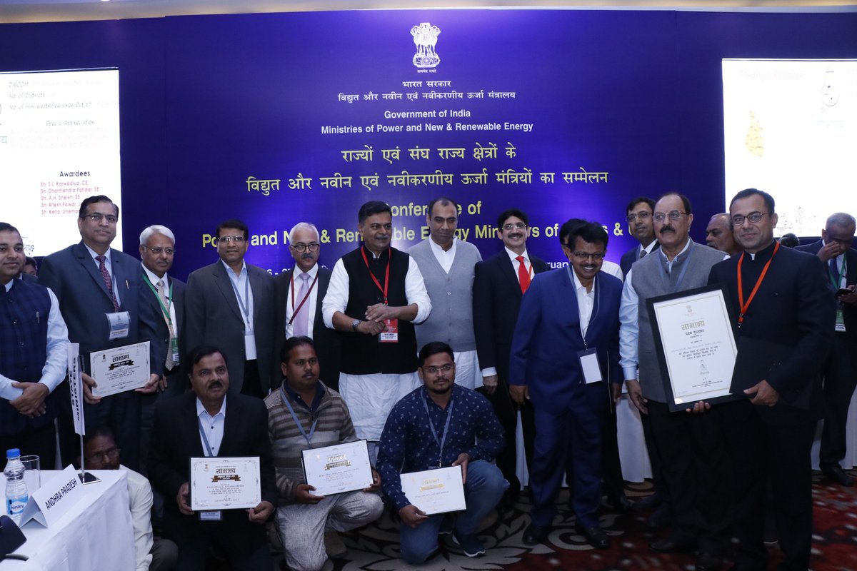 Hon'ble Minister <a href="/RajKSinghIndia/">R. K. Singh</a> with winning team of Paschim Discom of M.P. #SaubhagyaAwards #PoweringIndia #Saubhagya