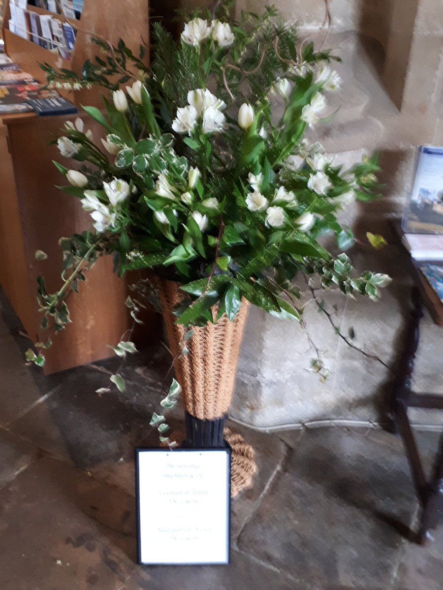 HilaryDeLyon's tweet photo. This arrangement at Swaffham Parish Church commemorates my parents. You can also sponsor an arrangement in memory of someone you love. https://t.co/wod3w7AhMq