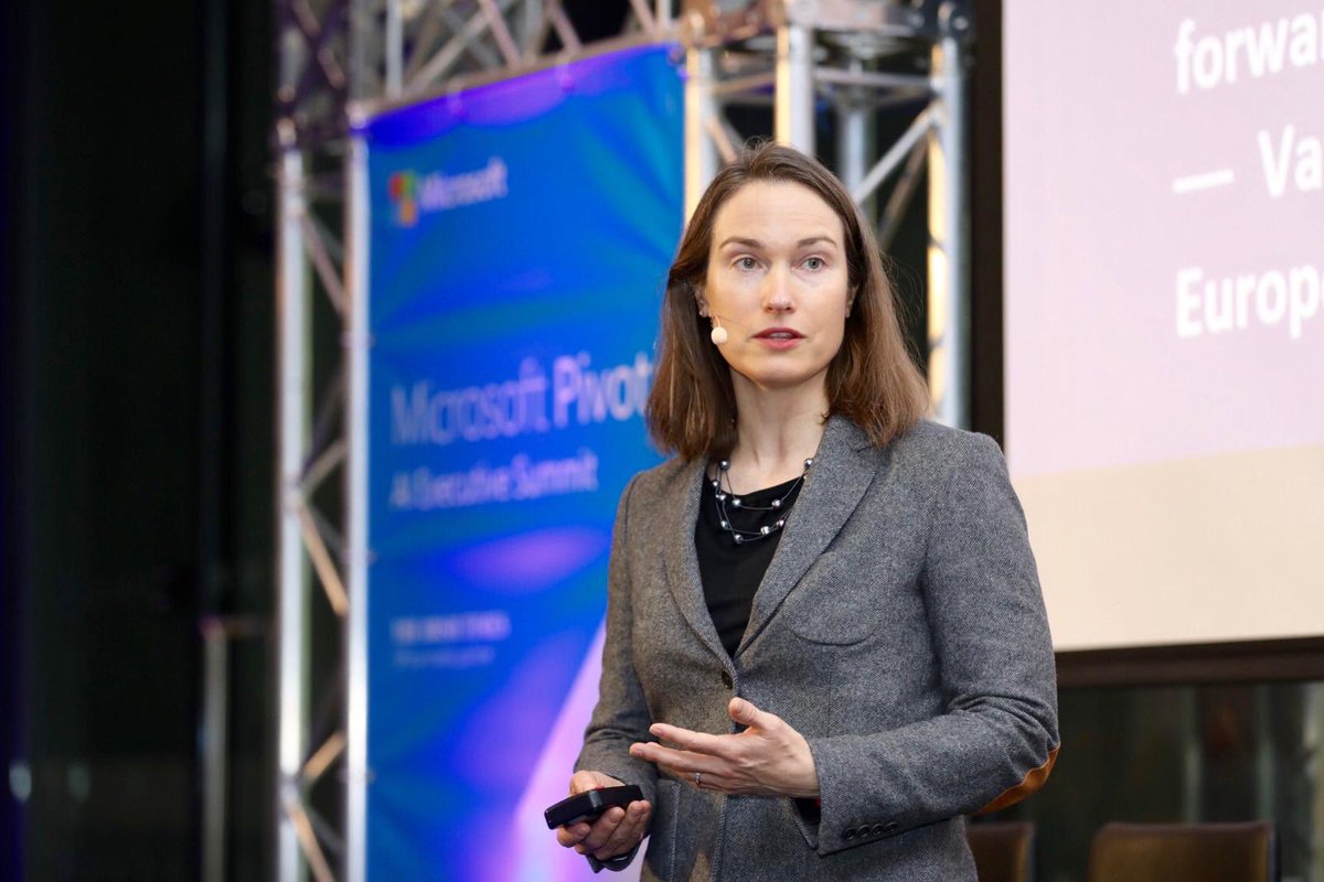 Human skills for successful #AI are #AILeadership, #OpenCulture, #EQ and #AgileDev, says @Incz @ #MSPivot. Tech skills inc: #AdvancedAnalytics, #DataManagement, #ExternalAlliances, &amp; #EmergingTech. <a href="/Microsoftirl/">Microsoft Ireland</a>